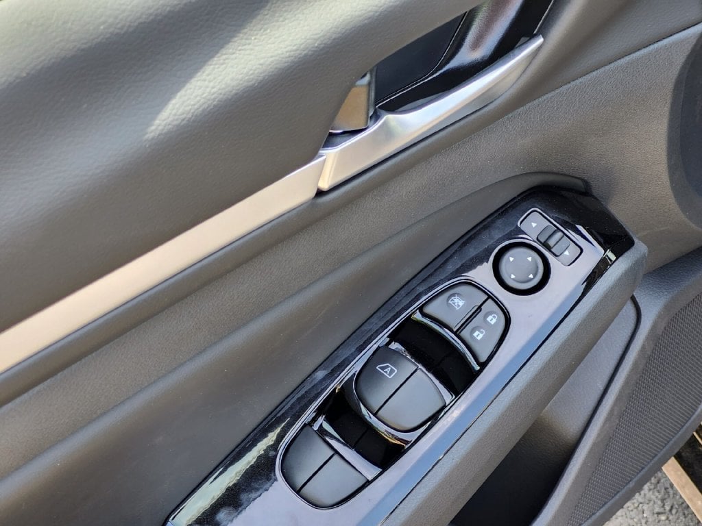 2025 Nissan Altima SR - Photo 13