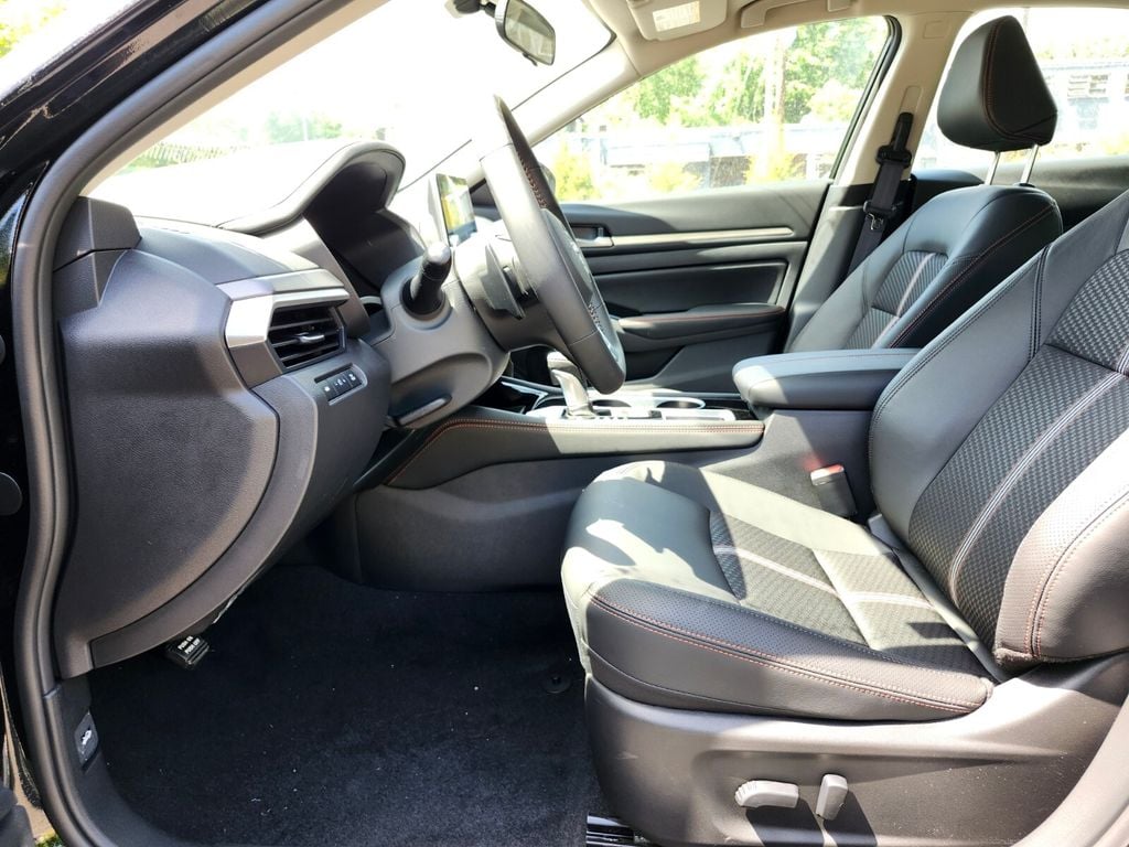 2025 Nissan Altima SR - Photo 14