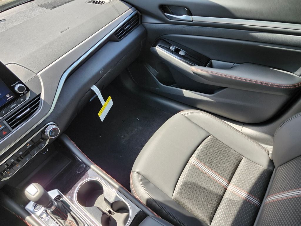 2025 Nissan Altima SR - Photo 11