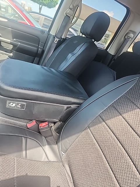 1 image of 2005 Dodge Ram 1500 SLT