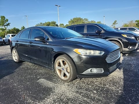 1 image of 2013 Ford Fusion SE