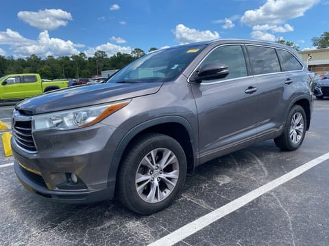 1 image of 2015 Toyota Highlander XLE V6