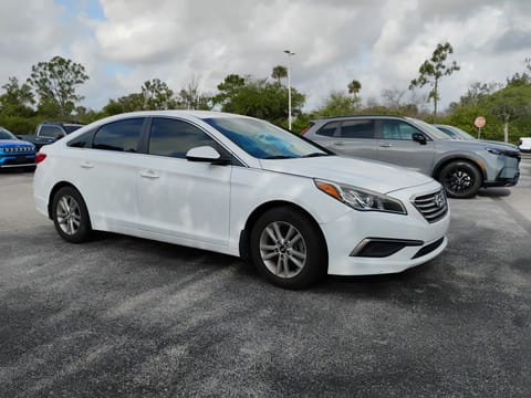 1 image of 2016 Hyundai Sonata SE