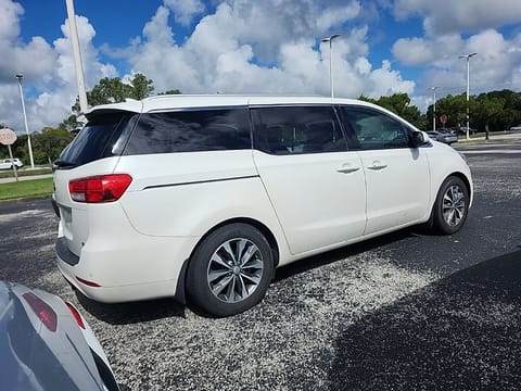 1 image of 2016 Kia Sedona SX