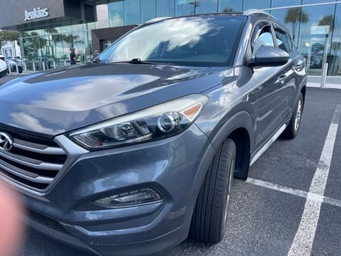 1 image of 2018 Hyundai Tucson SEL