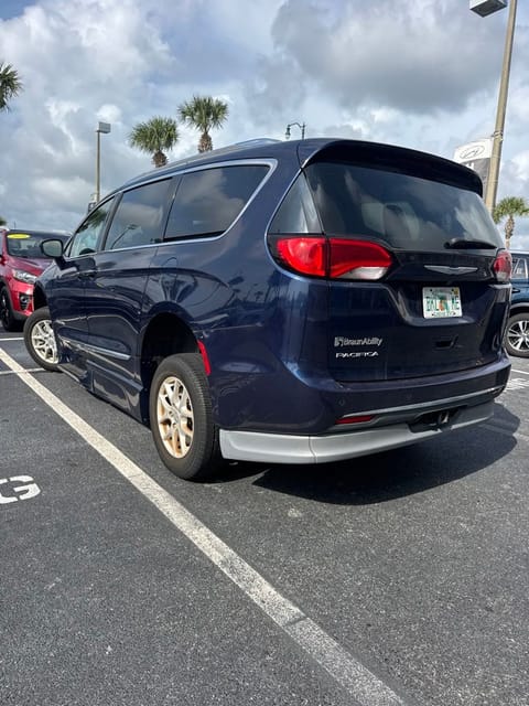 1 image of 2020 Chrysler Pacifica Touring L