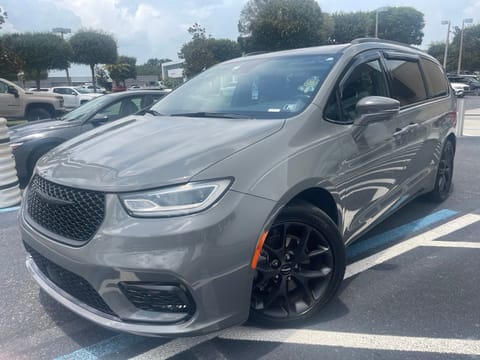 1 image of 2021 Chrysler Pacifica Touring L