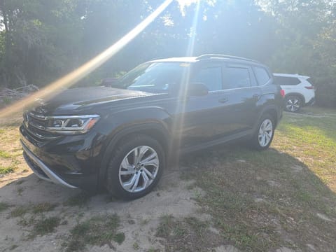 1 image of 2021 Volkswagen Atlas 3.6L V6 SE w/Technology