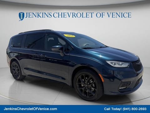 1 image of 2022 Chrysler Pacifica Touring L