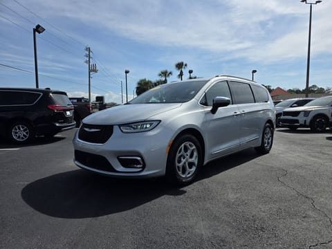 1 image of 2023 Chrysler Pacifica Limited