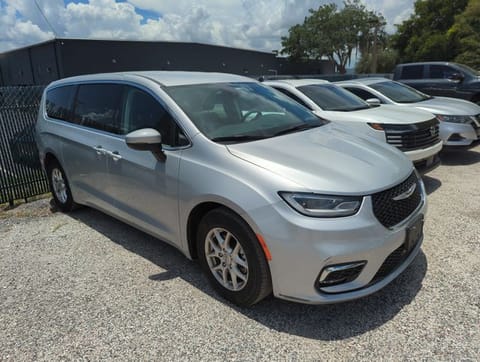 1 image of 2023 Chrysler Pacifica Touring L