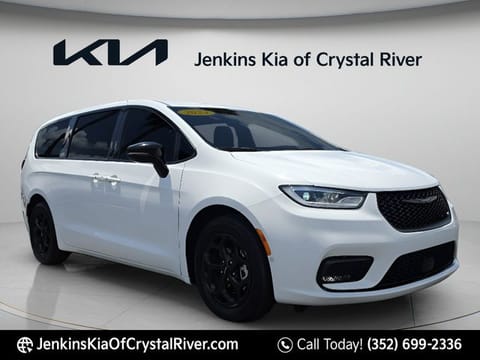1 image of 2024 Chrysler Pacifica Hybrid Select S Appearance
