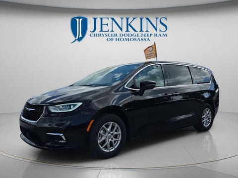 1 image of 2024 Chrysler Pacifica Touring L