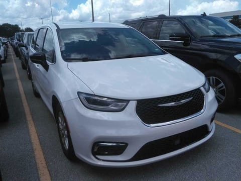 1 image of 2024 Chrysler Pacifica Touring L