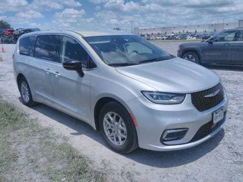1 image of 2024 Chrysler Pacifica Touring L