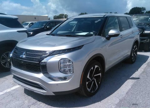 1 image of 2024 Mitsubishi Outlander SE