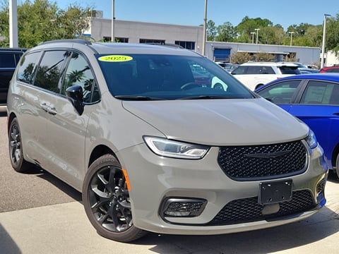 1 image of 2025 Chrysler Pacifica Limited