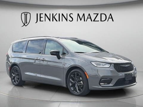 1 image of 2025 Chrysler Pacifica Limited