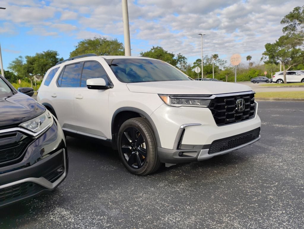 2025 Honda Pilot Touring 2WD's photo