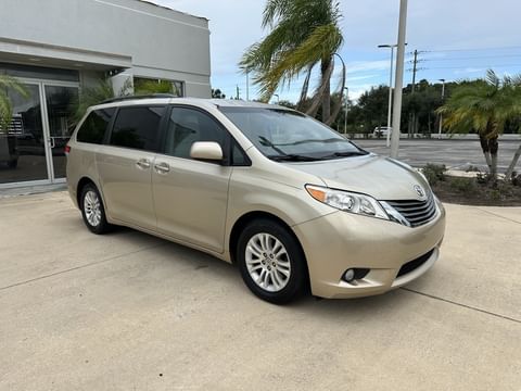 1 image of 2013 Toyota Sienna XLE