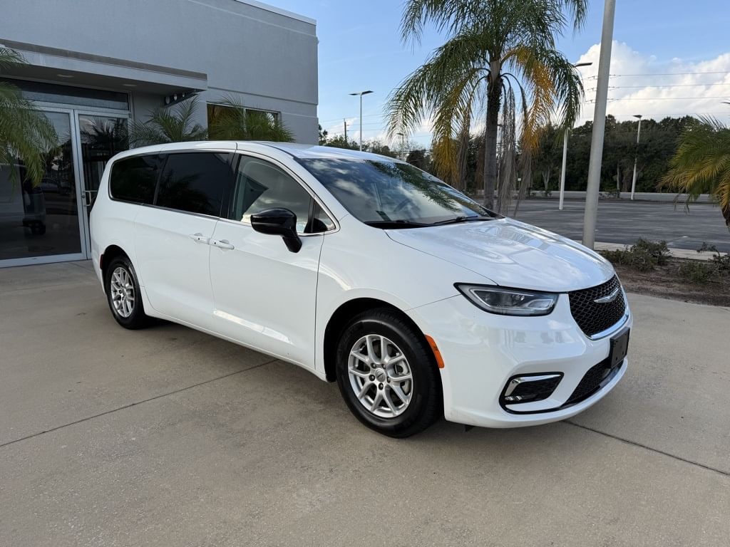 2024 Chrysler Pacifica Touring L's photo