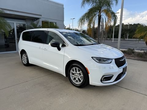 1 image of 2024 Chrysler Pacifica Touring L