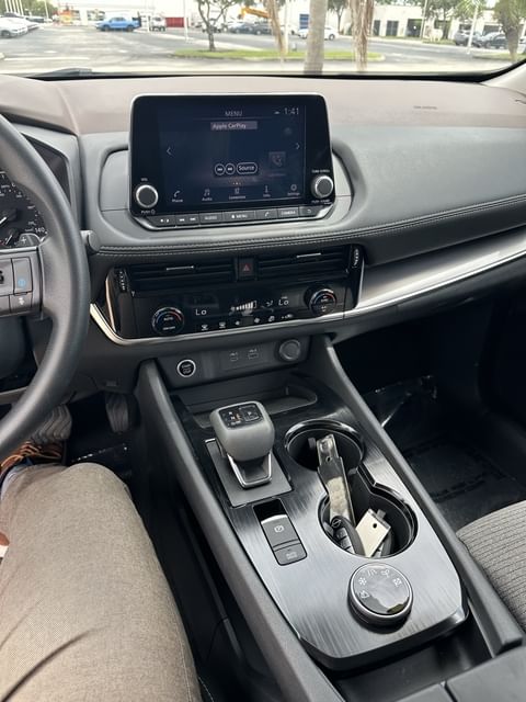 2022 Nissan Rogue SV photo 2