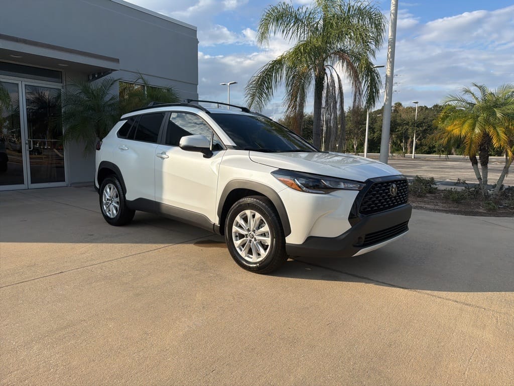 2024 Toyota Corolla Cross LE's photo