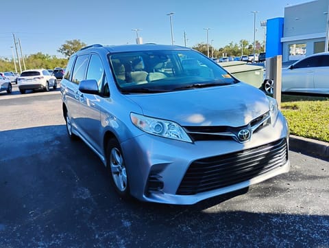 1 image of 2018 Toyota Sienna LE