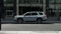 2023 Honda Pilot Sport se muestra en Sonic Gray Pearl con barras transversales de accesorios de pie junto al edificio