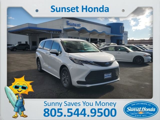2023 Toyota Sienna LE's photo