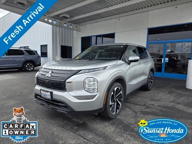 2022 Mitsubishi Outlander ES FWD's photo