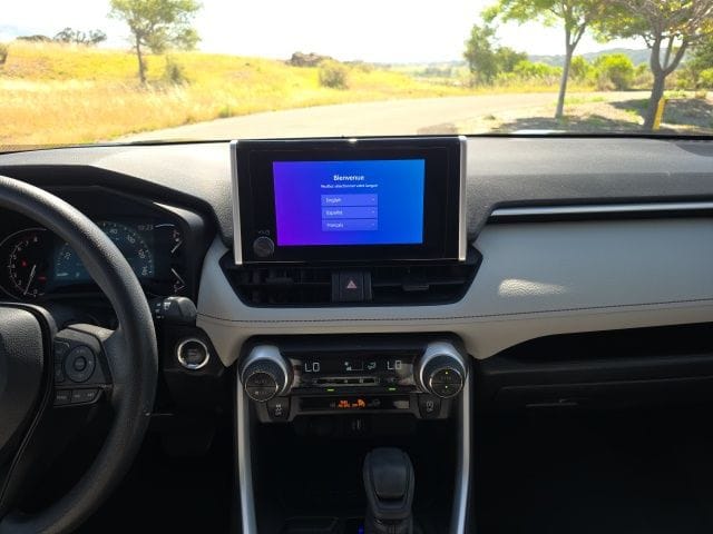 2025 Toyota RAV4 XLE - Photo 22