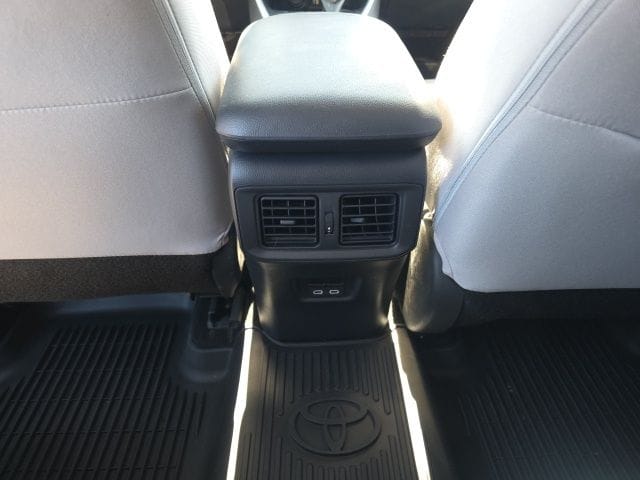 2025 Toyota RAV4 XLE - Photo 19