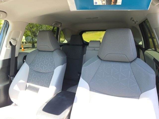 2025 Toyota RAV4 XLE - Photo 28