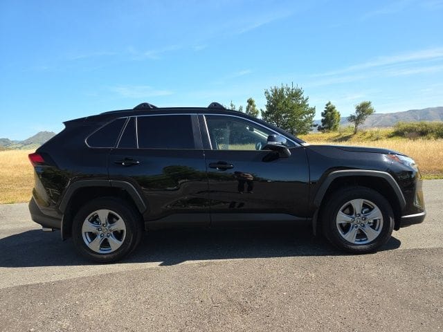 2025 Toyota RAV4 XLE - Photo 6