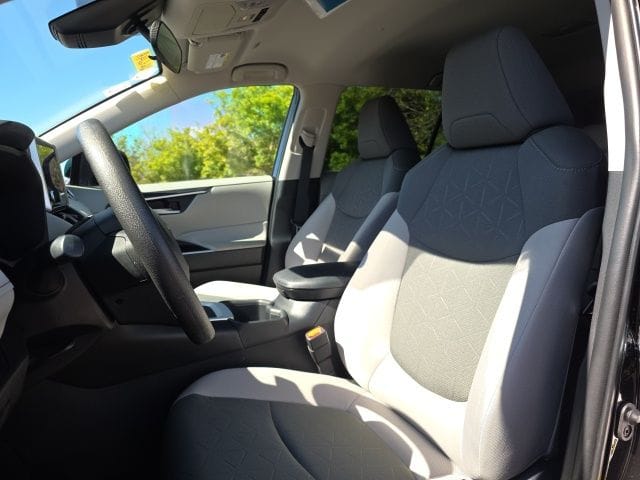 2025 Toyota RAV4 XLE - Photo 27