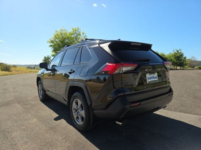 2025 Toyota RAV4 XLE - Photo 12