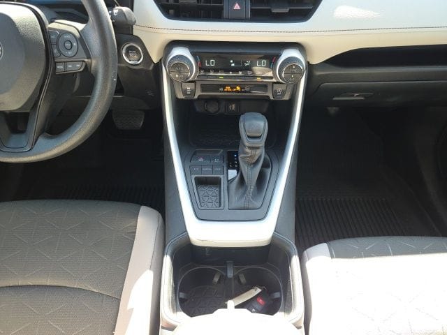 2025 Toyota RAV4 XLE - Photo 21