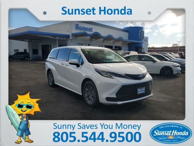2023 Toyota Sienna LE's photo