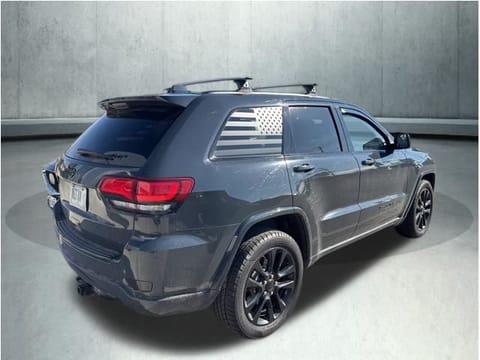 1 image of 2017 Jeep Grand Cherokee Altitude