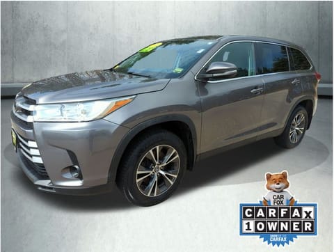 1 image of 2019 Toyota Highlander LE