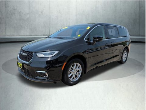1 image of 2025 Chrysler Pacifica Select