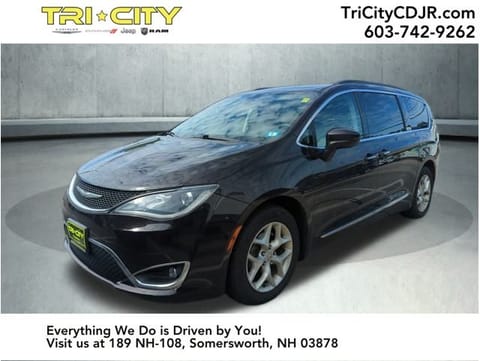 1 image of 2017 Chrysler Pacifica Touring L