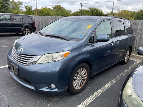 1 image of 2016 Toyota Sienna XLE