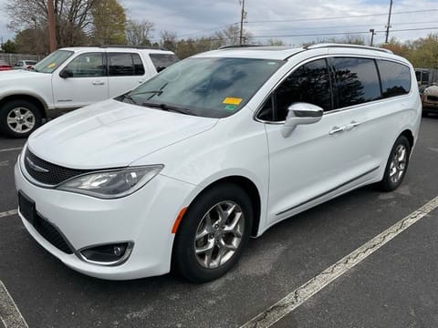 1 image of 2019 Chrysler Pacifica Limited