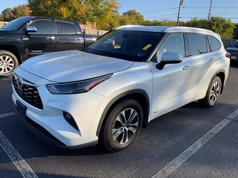 1 image of 2022 Toyota Highlander Hybrid XLE