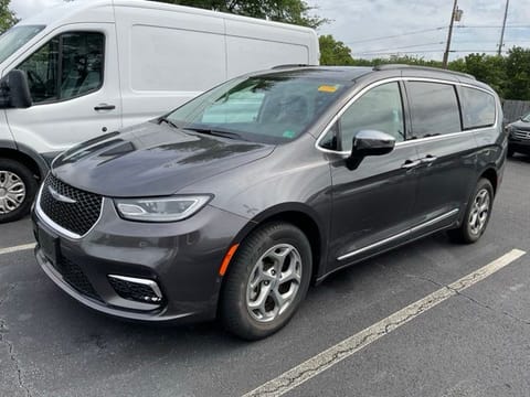 1 image of 2023 Chrysler Pacifica Limited