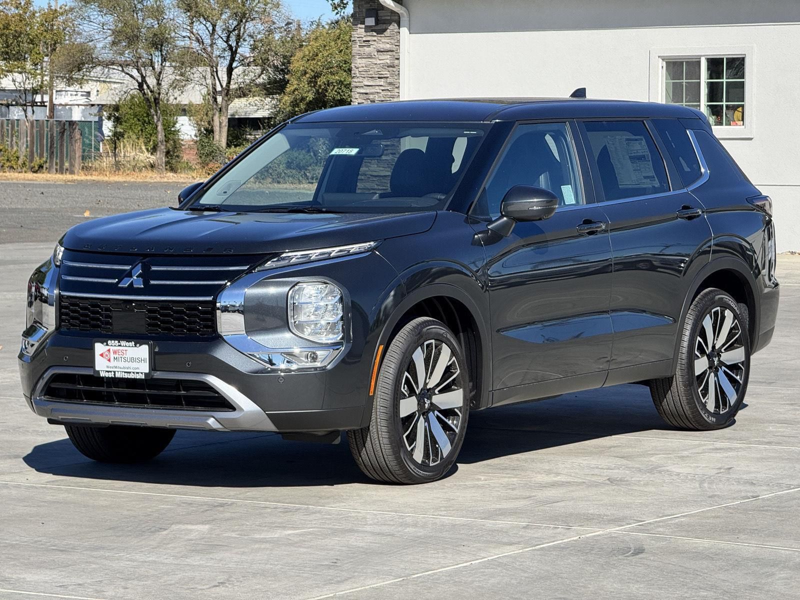 2025 Mitsubishi Outlander SE's photo