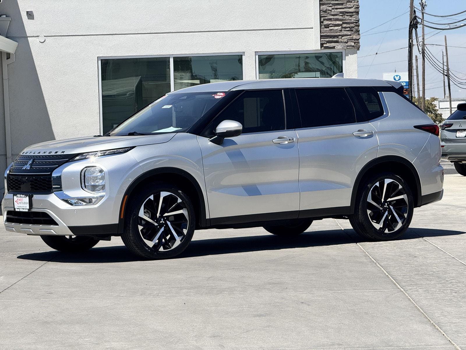 2024 Mitsubishi Outlander SE's photo